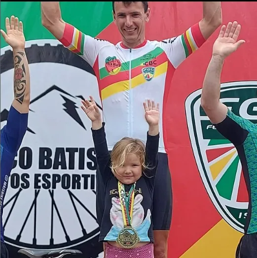 Daniel Schilling com uniforme de campeão