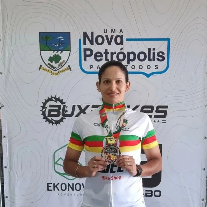 Franciele Valandro com medalhas após uma competição