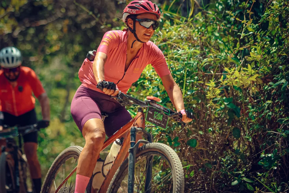 Josinês Pereira durante uma prova de mountain bike